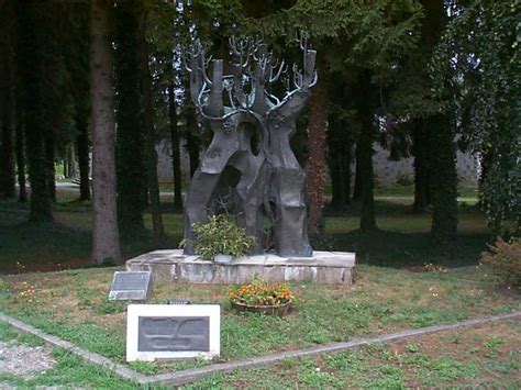 monumento ai partigiani a prada|Parco della Memoria e della Pace .